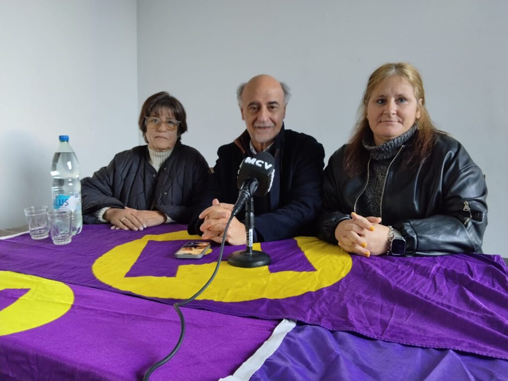 Pablo Mieres con referentes locales del Partido Independiente, en ronda de prensa