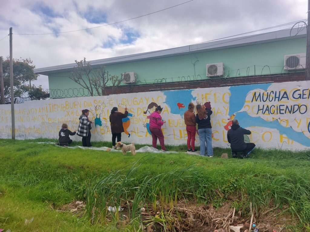 Una gran jornada de pintada de mural en el Caif Dejando Huellitas