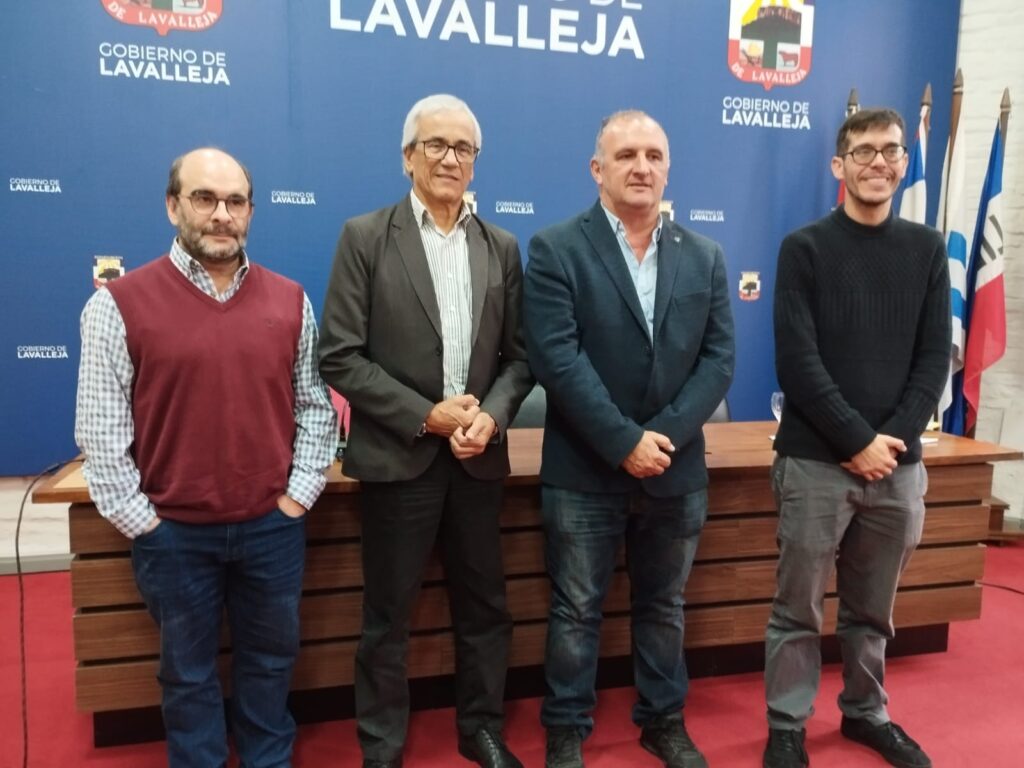 Ministro de TSS Juan Castillo y el intendente Daniel Ximénez, acompañados por Eduardo Yocco y Federico Araya.
