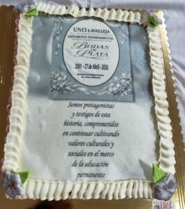Torta homenaje a las bodas de plata de la institución. 