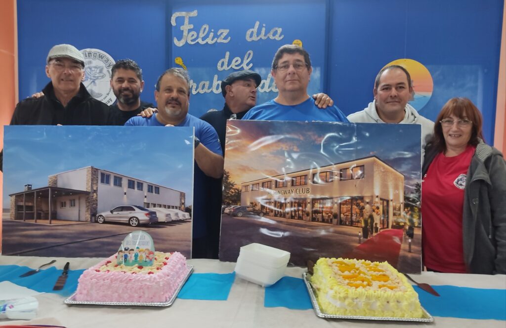 Directivos del Club de Pesca Hemingway presentando el proyecto de la sede propia