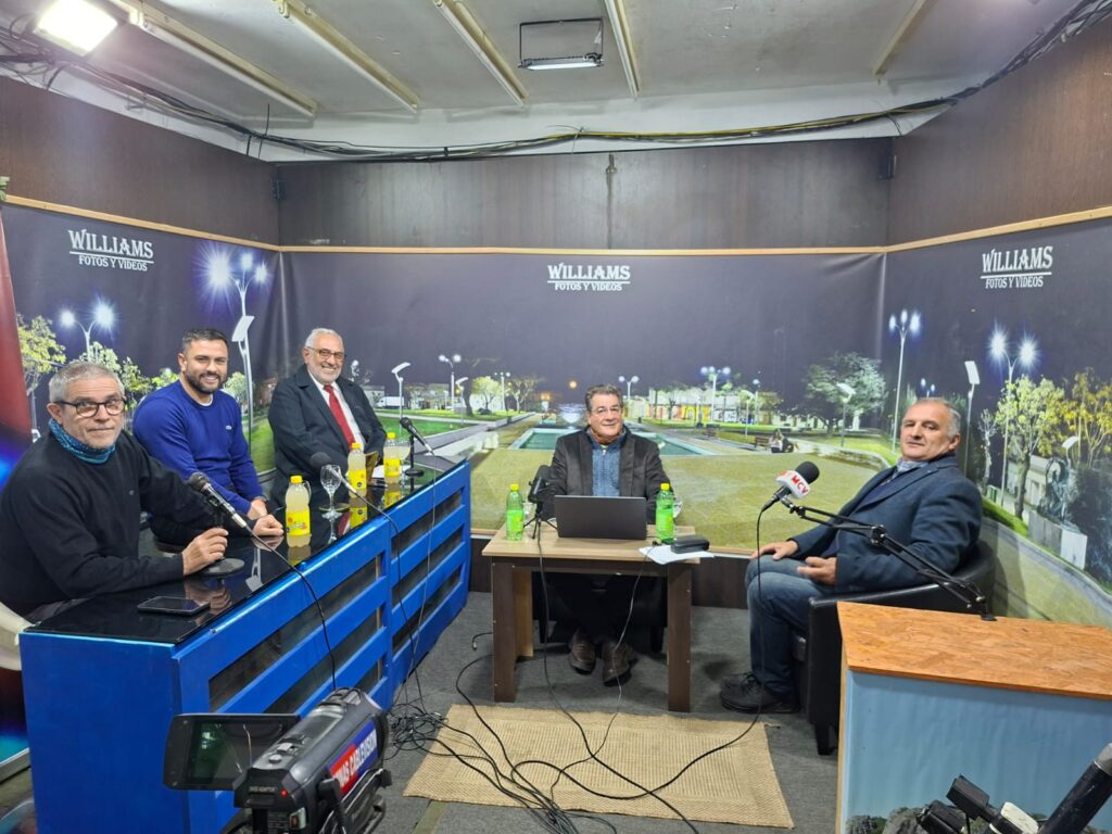 Daniel Ximénez en el programa de TV de José Ramírez, el miércoles pasado, junto al conductor y a panelistas. (Foto: Prensa IDL)