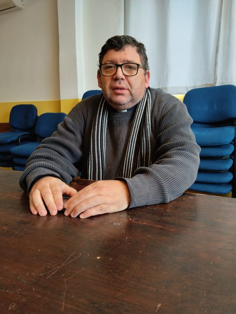 El sacerdote Fernando Pereira de la parroquia Santa Teresita.