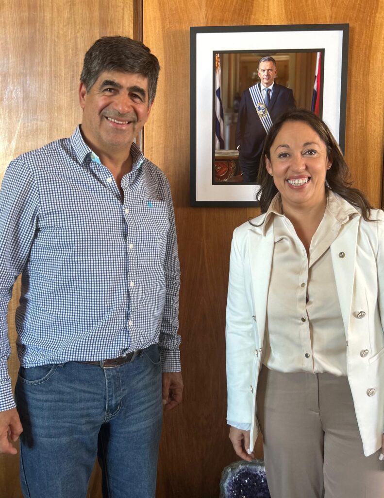 El diputado Javier Umpiérrez junto a la ministra de Industria Fernanda Cardona.