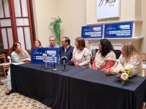 Los integrantes de la comisión organizadora, junto a autoridades sanitarias.