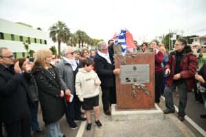 La placa fue descubierta por ex prisioneros políticos y autoridades nacionales y locales (Foto: Prensa IDL)