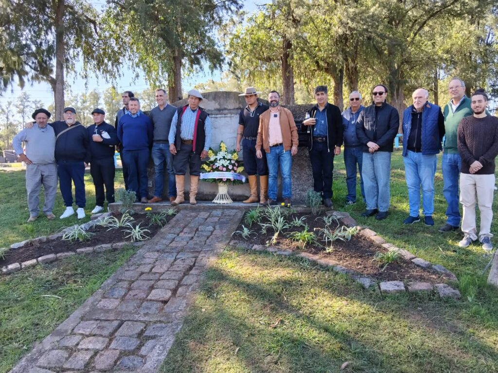 Autoridades de la Junta y trabajadores rurales en el acto conmemorativo