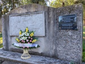 Ofrenda floral a los pies del monolito que recuerda al trabajador rural en el parque Rodó