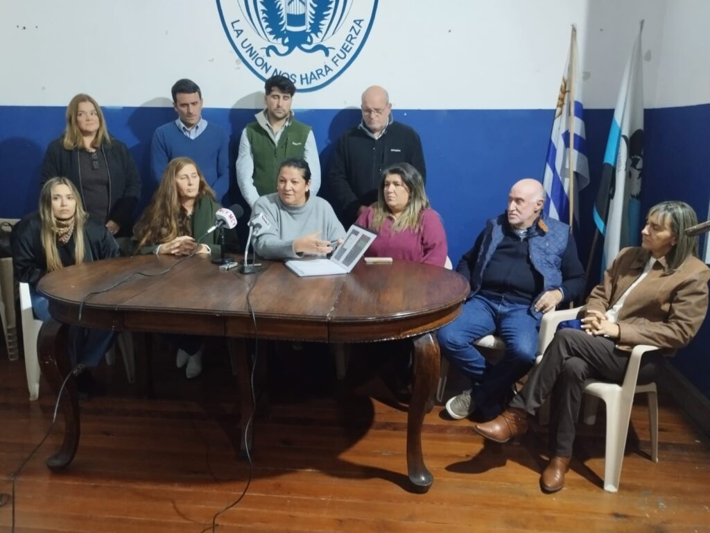 Verónica Machado acompañada por la bancada de ediles del Partido Nacional.