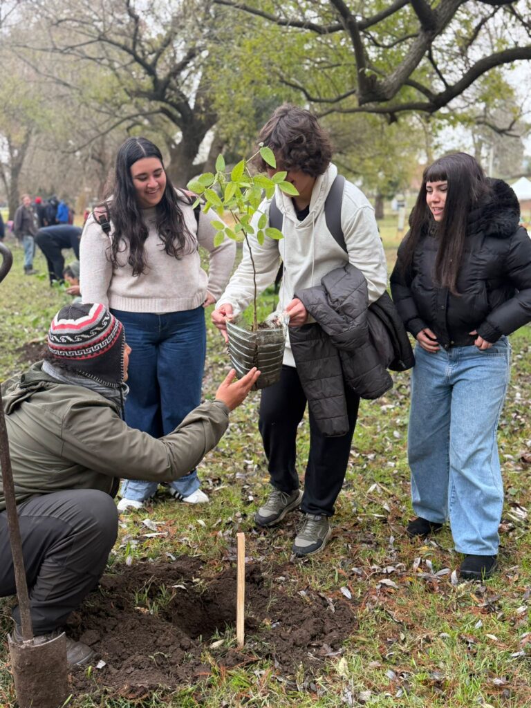 Plantando árboles, empieza la historia y el cuidado del ambiente.