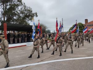Efectivos militares en el tradicional desfile frente al palco de autoridades