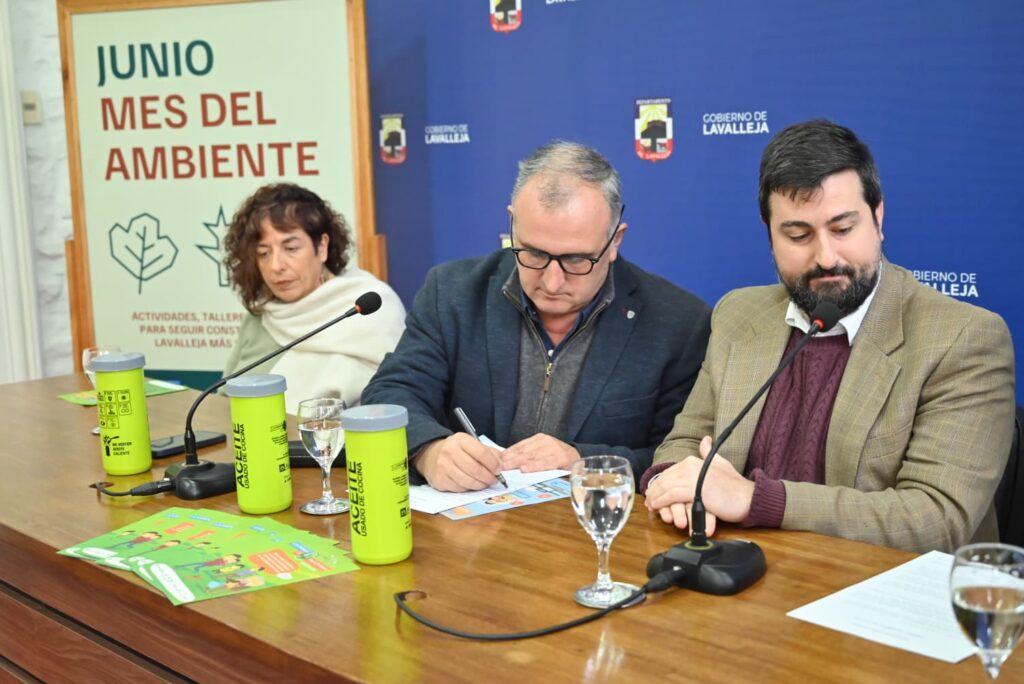Daniel Ximénez y Marcelo Sadres de Alur en plena firma de convenio (Foto: Prensa IDL)