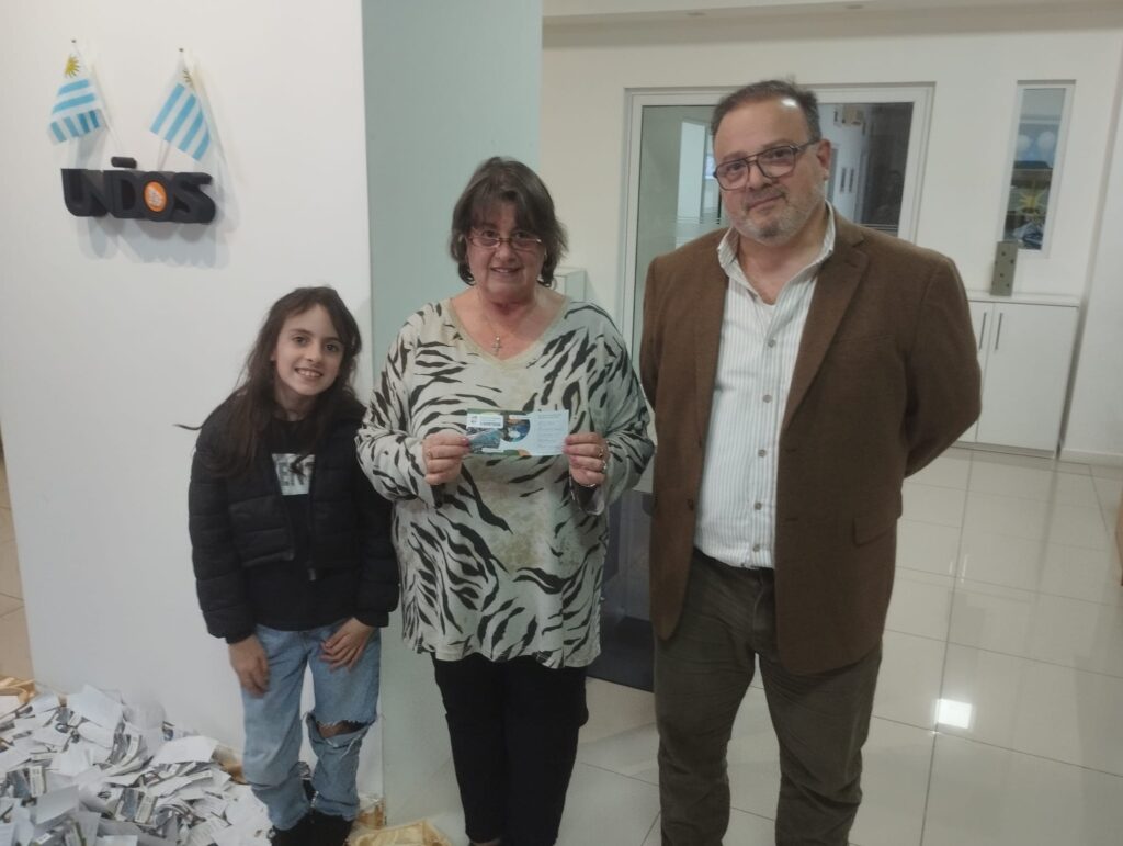 Rodrigo Hernández, Miriam Chappe y Alfonsina tras el sorteo realizado
