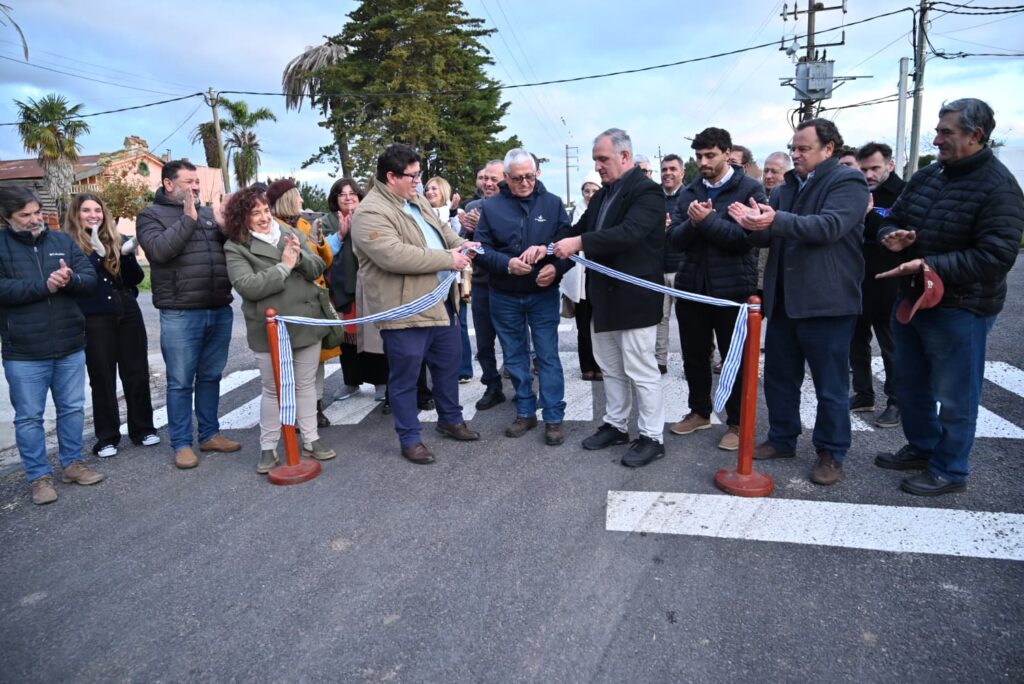 Corte de cinta, autoridades en simbólico momento para la comunidad de Solís de Mataojo. (Foto: Prensa IDL)