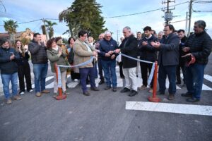 Corte de cinta, autoridades en simbólico momento para la comunidad de Solís de Mataojo. (Foto: Prensa IDL)