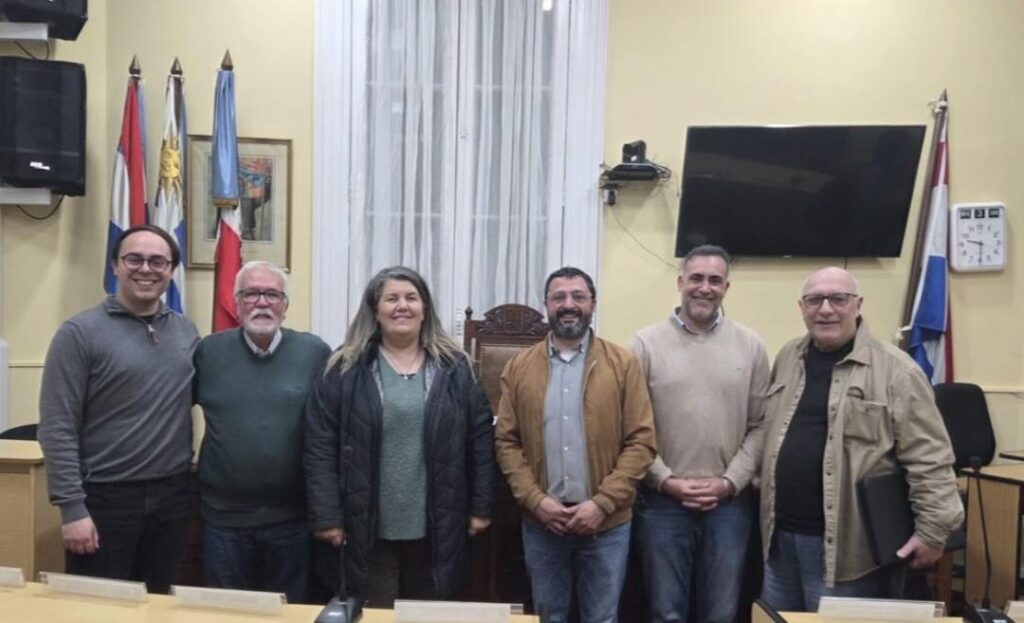 El presidente de la JDL Mauro Álvarez y los integrantes de la comisión de Presupuesto.
