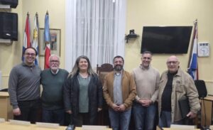 El presidente de la JDL Mauro Álvarez y los integrantes de la comisión de Presupuesto.