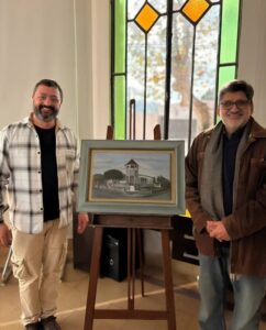 Walter Burgueño junto a la obra “Curbelo Báez” y el presidente de la JDL Mauro Álvarez.