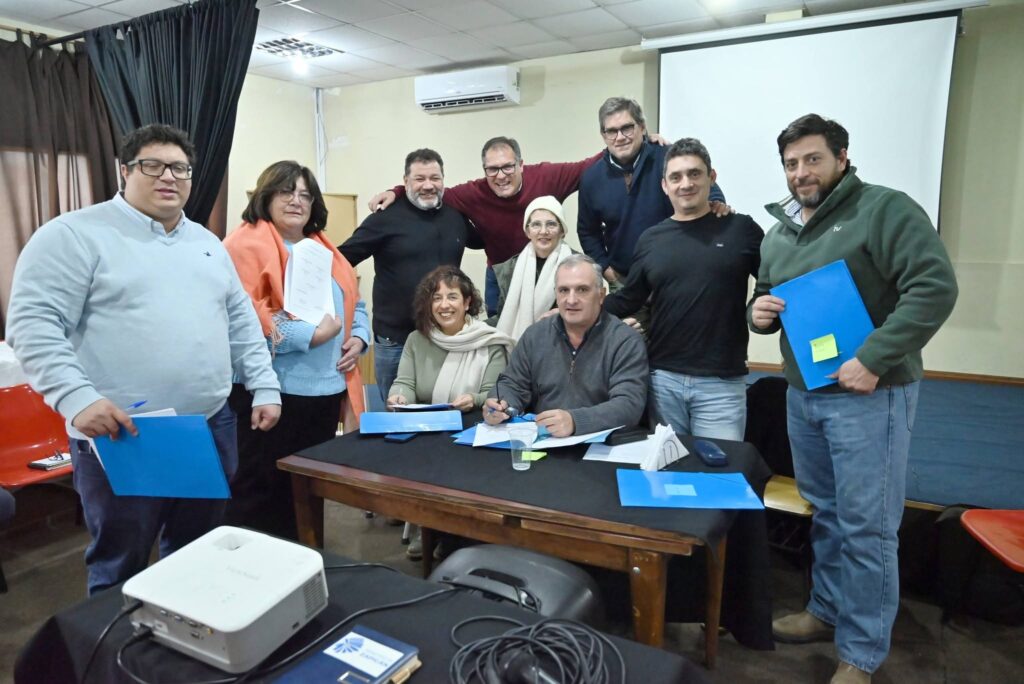 El intendente y los alcaldes de los seis municipios de Lavalleja (Foto: Prensa IDL)