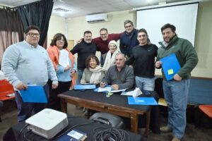 El intendente y los alcaldes de los seis municipios de Lavalleja (Foto: Prensa IDL)