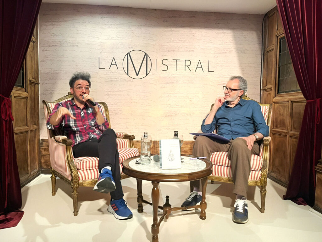 Leonardo de León junto al escritor español Eloy Tizón, en la presentación de “El santo horror”, en librería La Mistral de Madrid.