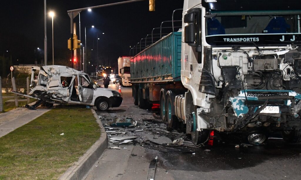 Siniestro de tránsito frente a Terminal Shopping Minas (Foto: Prensa Jefatura Policía de Lavalleja)