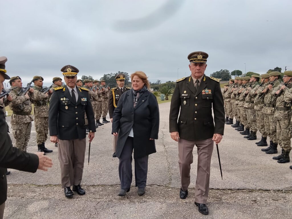 La ministra Sandra Lazo recibida ayer por autoridades militares en Minas