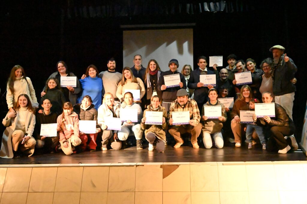 Participantes de Uruguay Impulsa con sus certificados (Foto: Prensa IDL)