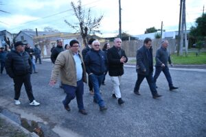 El alcalde Joaquín Cabana, el intendente Daniel Ximénez en el recorrido por las calles refaccionadas de Solís. (Foto Prensa IDL)