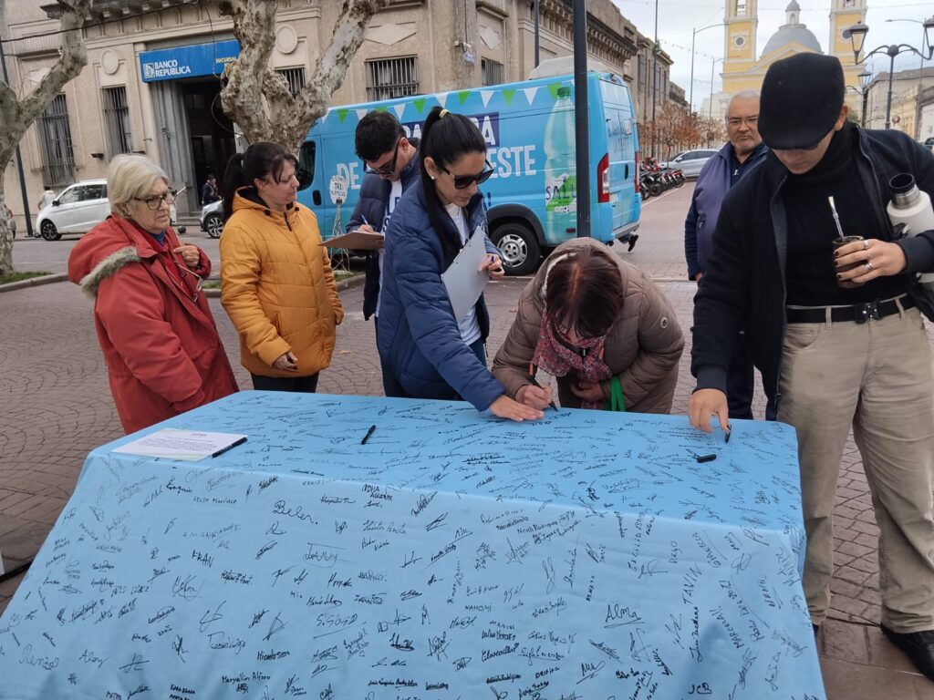 Varios minuanos se acercaron a firmar la bandera