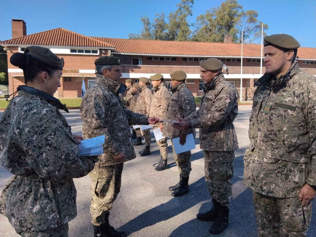 Militares recibiendo reconocimiento tras su pasaje por las Misiones de Paz en el Congo.