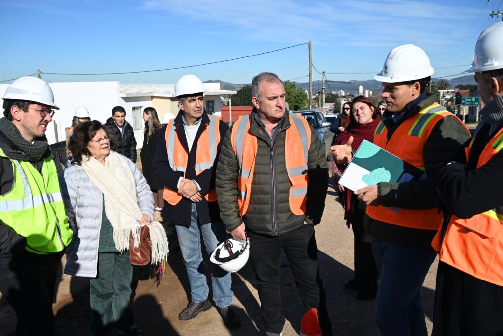 Daniel Ximénez junto a autoridades de la OPP recorriendo las obras del barrio Amantea (Foto Prensa IDL)