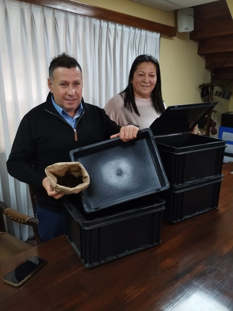Verónica Machado y Néstor Calvo mostraron las vermicomposteras.