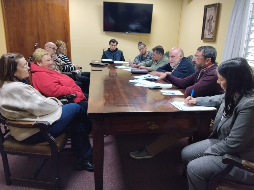 Los funcionarios jubilados de la Junta ante la Comisión de Recepción.