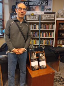 Profesor Luis Pacheco en la presentación de su libro