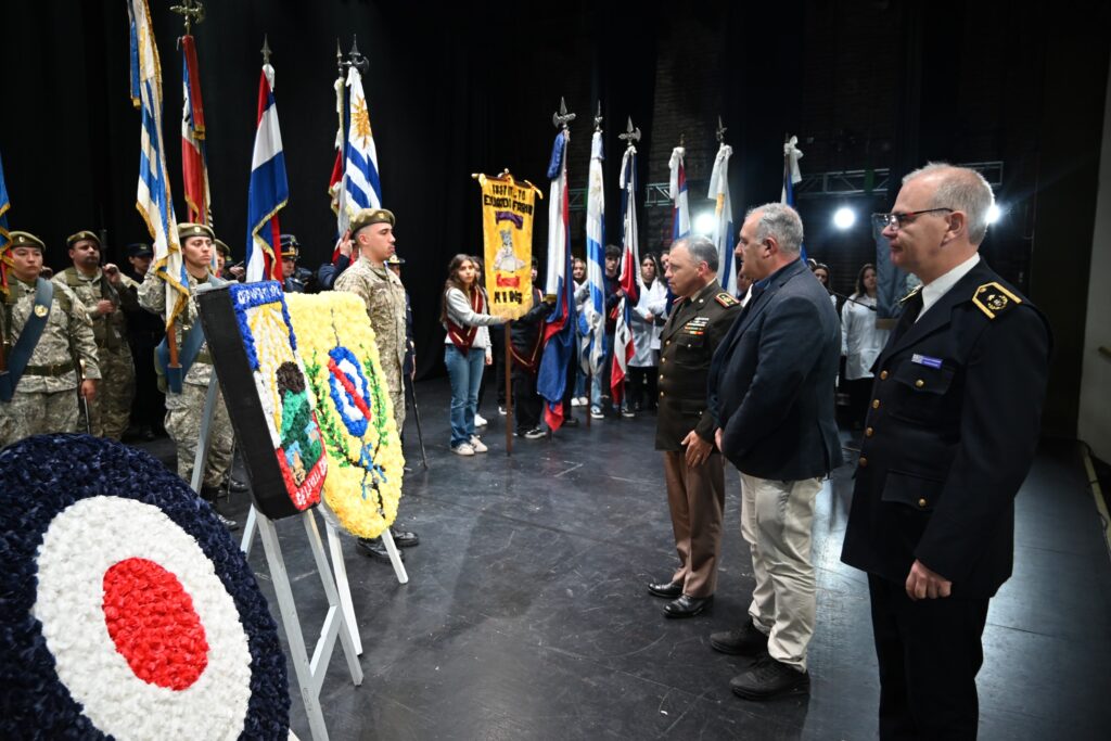 Daniel Ximénez, junto a autoridades policiales y militares en la colocación de ofrendas florales (Foto: Prensa IDL)