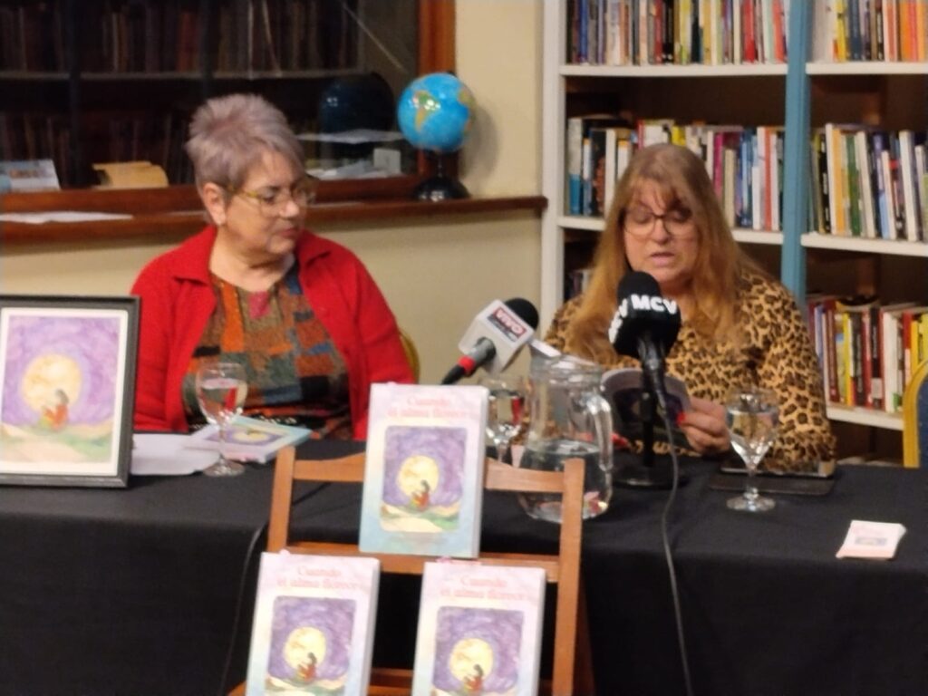 Lourdes de León en la presentación del libro.