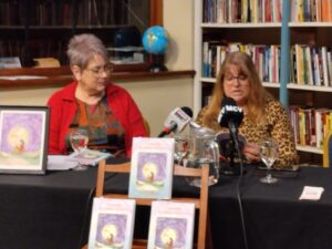 Lourdes de León en la presentación del libro.