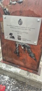 La placa de memoria fue limpiada poco después de haber sido vandalizada