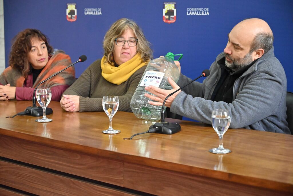 Juan Pablo Fernández mostrando uno de los pileros (Foto: Prensa IDL)