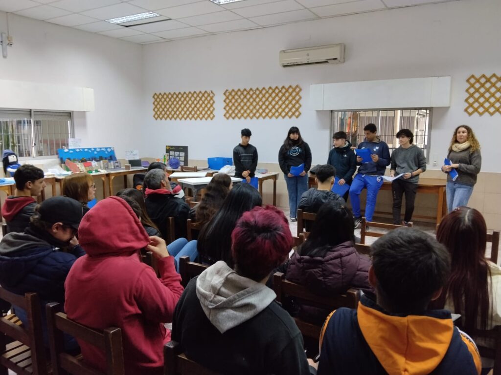 Valeria Castillo junto a alumnos y familias en un taller interactivo de CECAP