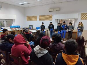 Valeria Castillo junto a alumnos y familias en un taller interactivo de CECAP