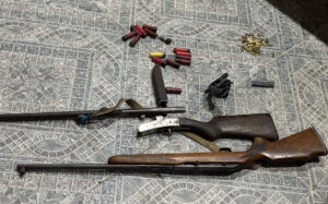 Armas incautadas en el vehículo detenido en ruta 7 (Foto: Prensa Jefatura de Policía de Lavalleja)