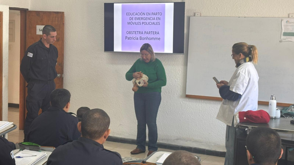 Instructora en parto de emergencia en móviles (Foto: Prensa Jefatura de Policía de Lavalleja)