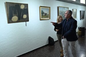 Intendente Daniel Ximénez sorprendido por las obras del acervo de la IDL expuestas en Casa de la Cultura (Foto: Prensa IDL)