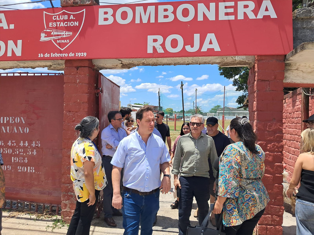 Ernesto Cesar en su visita el año pasado a la cancha de Estación donde firmó un convenio con la institución (Foto: AFE)