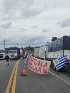 Fila de camiones ayer paralizados a la salida de Minas por ruta 8.