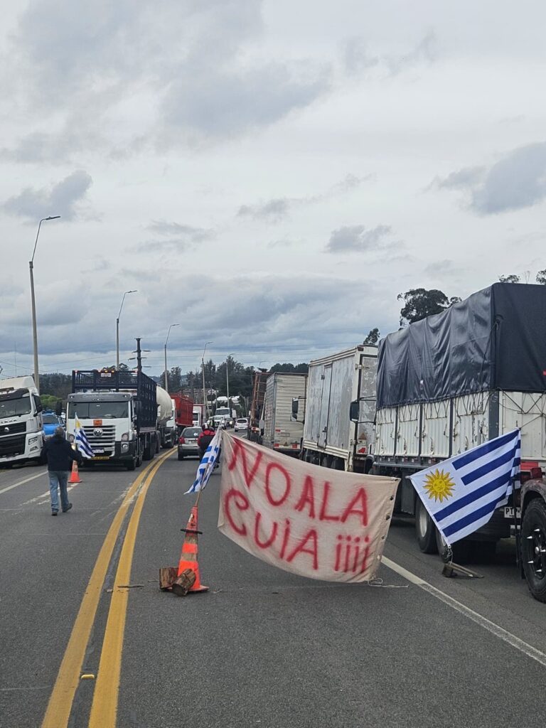 Fila de camiones ayer paralizados a la salida de Minas por ruta 8.