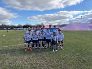 Alineación del Club Nacional de Fútbol que ayer le ganó a Barrio Coya de Varela y sigue primero en su Serie. (Foto: Gonzalo Martínez).