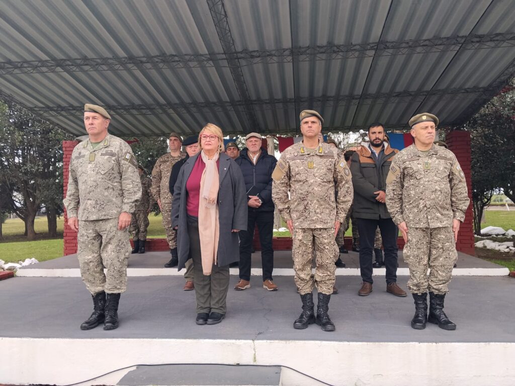 La ministra Sandra Lazo recibida en la División Ejército IV